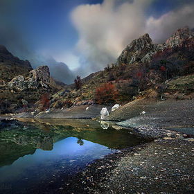 Изумрудное озерцо под склонами живописных гор